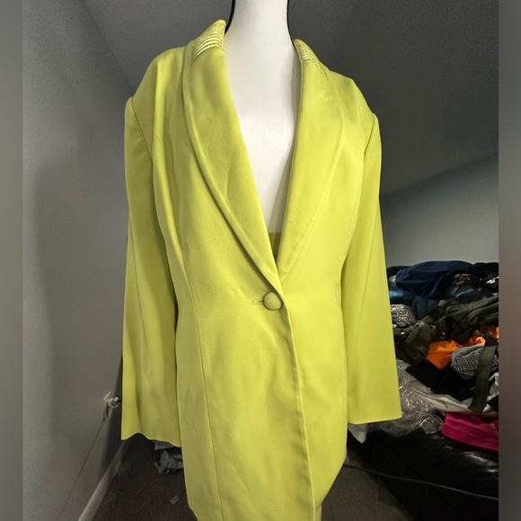 Green skirt suit - Picture 3 of 7